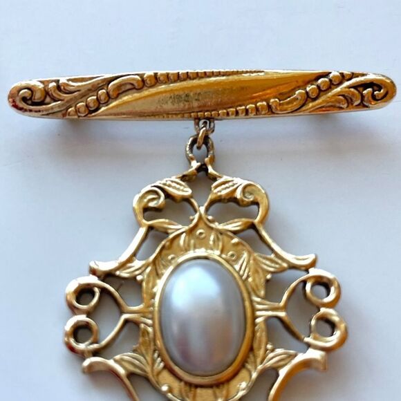 Gold Tone Faux Pearl Brooch - Picture 2 of 4
